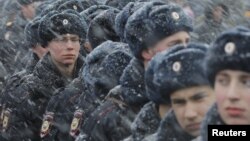 Pasukan keamanan Rusia siaga melakukan penjagaan keamanan dalam peringatan HUT ke-2 aneksasi Rusia atas Krimea, 18 Maret 2016 (foto: ilustrasi). 