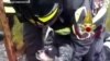 Des pompiers italien sauvent un chiot