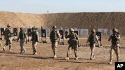 Amerika maxfiy agenti Hasan bilan yashirincha yozishgan va yanvardagi elektron maktubida yigit Yaqin Sharqqa borolmasa, AQShning o'zida hujumlarni amalga oshirish niyatini bildirgan.