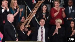 도널드 트럼프 미국 대통령이 지난 1월 국정연설에서 탈북자 지성호 씨를 소개하자 지 씨가 목발을 들어보이고 있다.