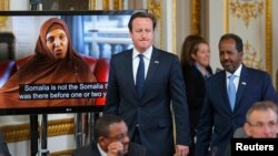 PM Inggris David Cameron dan Presiden Somalia Hassan Sheikh Mohamud tiba di konferensi bantuan untuk Somalia di London (7/5). 