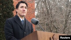Trudeau, “Bu ülke bir sonraki seçimde gerçek bir tercihi hak ediyor ve iç çekişmelerle uğraşmak zorunda kalırsam, bu seçimde en iyi seçenek olamayacağım benim için açık hale geldi” dedi.
