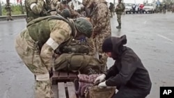 Pasukan Rusia di Mariupol, Ukraina (foto: ilustrasi). Seorang utusan Rusia di PBB mundur untuk memrotes invasi ke Ukraina. 