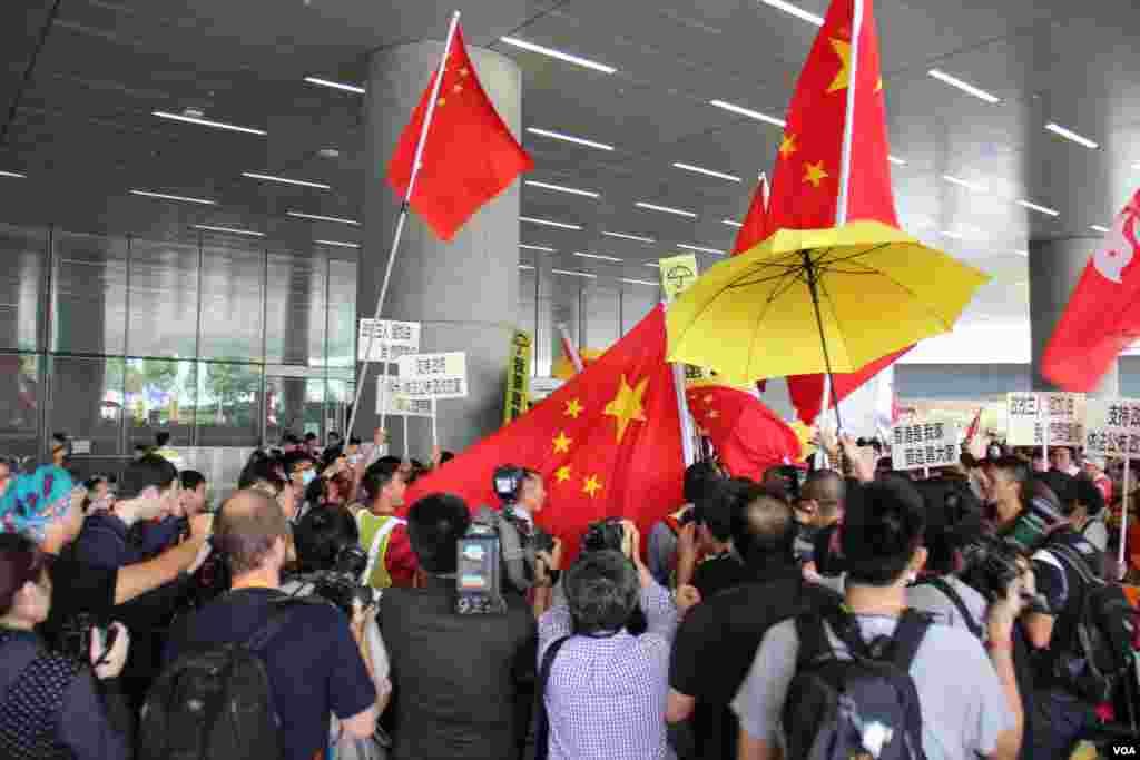 港府公布政改方案对立团体立法会外冲突 （美国之音海彦拍摄 ） 