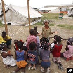 Séance de prière dans un camp de survivants du séisme