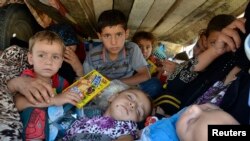 Para pengungsi etnis Yazidi tiba di provinsi Sulaimaniya (8/8). AS mulai menjatuhkan bantuan dari udara bagi para pengungsi di wilayah yang digempur kelompok militan.