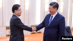 លោក​ប្រធានាធិបតី ស៊ី ជីនពីង (រូប​ស្តាំ) ជួប​ជាមួយ​នឹង​លោក Chung Eui Yong ទីប្រឹក្សា​សន្តិសុខ​ជាតិ​កូរ៉េ​ខាង​ត្បូង នៅ​អគារ Great Hall of The People ក្នុង​ក្រុង​ប៉េកាំង ប្រទេស​ចិន កាលពី​ថ្ងៃទី១២ ខែ​មីនា ឆ្នាំ២០១៨។