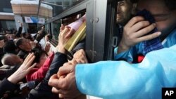 지난해 2월 열린 남북 이산가족 행사에서 북한측 이산가족 대상자들이 버스를 탄 채 한국측 가족들과 작별 인사를 하고 있다. (자료사진) 