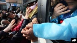 남북 이산가족 행사를 종료한 지난해 2월 북한측 이산가족 대상자들이 버스를 탄 채 한국측 가족들과 작별 인사를 하고 있다. (자료사진)
