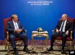Russian President Vladimir Putin, right, meets with Pakistani Prime Minister Nawaz Sharif after a summit of the Shanghai Cooperation Organization in Astana, Kazakstan, June 9, 2017. Moscow has been been making diplomatic overtures to Islamabad, recently participating in joint naval exercises off Pakistan.