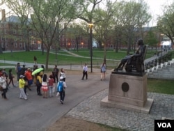 亚洲游客参观哈佛校园。（资料照）