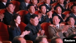 Pemimpin Korea Utara, Kim Jong Un dalam sebuah perayaan untuk para ilmuwan dan teknisi nuklir di Pyongyang, 10 September 2017.