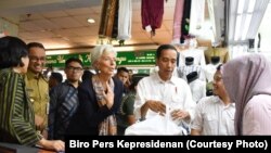រូបឯកសារ៖ លោក Joko Widodo ប្រធានាធិបតី​ឥណ្ឌូនេស៊ី និង​លោក​ស្រី Christine Lagarde នាយក​អង្គការ​រូបិយប័ណ្ណ​អន្តរជាតិ​ IMF។