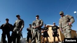 រូបឯកសារ៖ ទាហាន​សហរដ្ឋ​អាមេរិក​ស្តាប់​ការ​ណែ​នាំ​អំពី​សន្តិសុខ​មុន​ពេល​ចេញ​ពី​មូលដ្ឋាន​របស់​ខ្លួន​នៅ​ខេត្ត Logar ប្រទេស​អាហ្វហ្គានីស្ថាន។