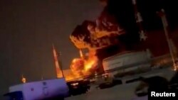 সোশ্যাল মিডিয়া ভিডিও থেকে নেয়া এই ছবিতে, জ্বালানী সঞ্চয়কারী একটি অবকাঠামোতে ধোঁয়া এবং আগুন দেখা যাচ্ছে। আঞ্চলিক গভর্নর আন্দ্রেই ক্লিচকভ রাশিয়ার ওরিওলে একে ইউক্রেনীয় ড্রোন হামলা বলে অভিহিত করেন। ১৪ ডিসেম্বর, ২০২৪। 