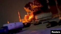 Asap dan api membubung dari fasilitas penyimpanan BBM di Oryol, Rusia, yang menurut pejabat setempat diserang oleh drone Ukraina, Sabtu, 14 Desember 2024. (Foto: media sosial via Reuters)