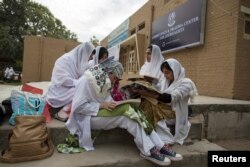 Mahasiswa psikologi di luar Pusat Trauma untuk wartawan di Peshawar, Pakistan 24 November 2014. Kekerasan ekstreme dan ancaman membuat banyak wartawan Pakista menderita stres pasca trauma.