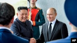 Імперіалістичні плани Росії потрапили у залежність від Північної Кореї -- посол США в Японії Рам Емануель. Фото: Російський президент Володимир Путін та керівник Північної Кореї Кім Чен Ин Yuri Kadobnov/Pool Photo via AP
