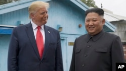 2019年6月30日特朗普于非军事区板门店边境村会见朝鲜领导人金正恩。