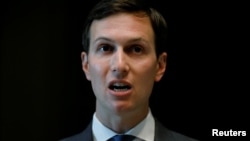 រូបឯកសារ៖ ទីប្រឹក្សា​ជាន់​ខ្ពស់​របស់​សេត​វិមាន​ លោក Jared Kushner ស្ថិត​នៅ​ក្នុង​បន្ទប់​មួយ​នៃ​សេត​វិមាន ក្នុង​រដ្ឋធានី​វ៉ាស៊ីនតោន កាល​ពី​ខែ​មិថុនា។