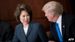 រូបឯកសារ៖ អ្នកស្រី Elaine Chao រដ្ឋមន្ត្រី​ក្រសួង​គមនាគមន៍​របស់​ប្រធានាធិបតី​សហរដ្ឋ​អាមេរិក​លោក Donald Trump
ថ្លែងនៅក្នុងកិច្ចពិភាក្សាមួយនៅក្រសួងគមនាគមន៍ ក្នុងរដ្ឋធានីវ៉ាស៊ីនតោន កាលពីថ្ងៃទី៩ ខែមិថុនា ឆ្នាំ២០១៧។