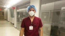 สิรภพ ไชยพันธุ์ ผู้ช่วยพยาบาลชาวไทย ขณะทำงานในแผนกผู้ป่วยโควิด-19 ในศูนย์การแพทย์ที่ มอนต์กอเมอรี (Montgomery) ในรัฐแมรีแลนด์