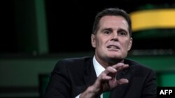 Entraîneur récemment nommé de l’équipe nationale sud-africaine de rugby - The Springboks - Johan "Rassie" fait un geste lorsqu’il s’exprimera au Supersport Studios à Johannesburg le 1er mars 2018.