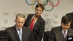 IOC President Jacques Rogge (l) with South Korea's Olympic Bid chairman Cho Yang-ho (r) sign the host city (Pyeongchang) contract for the 2018 Winter Olympics in Durban, South Africa, July 6, 2011