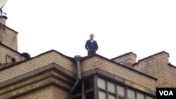 სააკაშვილი კიევში, კოსტელნოის ქუჩის 7 ნომერში, სახლის სახურავზე დააპატიმრეს და ხელბორკილით ჩამოიყვანეს