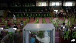 6일 필리핀 나보타스의 실내체육관에서 보건 관계자들이 신종 코로나바이러스 감염 검사를 위한 검체를 채취하고 있다.