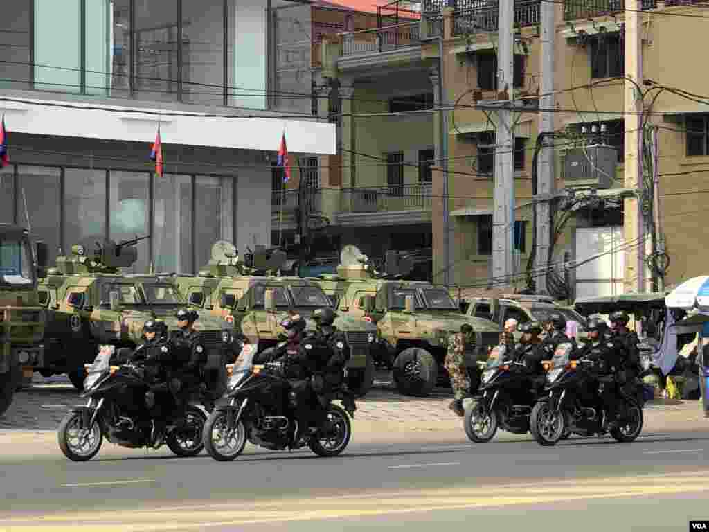 កម្លាំង​សមត្ថកិច្ច​ចម្រុះ ដែល​មាន​ក្រុម​កងរាជ​អាវុធ​ហត្ថ និងកង​កម្លាំង​ទាហា​ន​ជាច្រើន​រយ​នាក់​ប្រដាប់​ដោយ​អាវុធ​ ល្បាត​នៅ​​ខាងមុខ អាកាសយានដ្ឋាន​អន្តរជាតិ​ភ្នំពេញ​រង់ចាំ​ការ​វិល​ត្រឡប់​របស់​លោក សម រង្ស៊ីមេដឹក​នាំ​ក្រុម​ជំទាស់​​នា​ថ្ងៃសៅរ៍ ទី​០៩ វិច្ឆិកា ឆ្