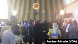 Fin de la première audience du procès Mokoko à Brazzaville, le 7 mai 2018. (VOA/Arsène Séverin)