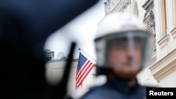 ARHIVA - Austrijski policajac ispred američke ambasade u Beču 