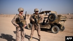 Marinir AS berjaga-jaga di Kamp Militer Shorab di Lashkar Gah di Afghanistan, 28 Agustus 2017. (Foto: AFP/Wakil Kohsar)