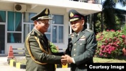 នាយ​ឧត្ដមសេនីយ៍ ប៉ុល សារឿន អគ្គ​មេ​បញ្ជា​ការ​កងយោធពលខេមរភូ​មិន្ទ និង​នាយ​ឧត្ដមសេនីយ៍ Thanchayan Srisuwan អគ្គ​មេ​បញ្ជា​ការ​កងយោធពលភូ​មិន្ទ​ថៃក្នុង​ជំនួបកាលពី​ថ្ងៃ​ទី២២ ខែមិថុនា ឆ្នាំ​២០១៨,​ នៅ​ឯ​រាជធានី​ភ្នំពេញ​។ (រូបថត៖ ទំព័រហ្វេសប៊ុក លោក ប៉ុល សារឿន)