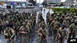 Para kombatan yang terafiliasi pemerintahan baru Suriah berkumpul di Lapangan Abbasid di bagian timur Damaskus untuk mengikuti parade militer, 27 Desember 2024. (Foto: Omar Haj Kadour/AFP)