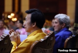 25일 라오스 비엔티안 돈찬팰리스 호텔에서 열린 아세안 지역안보 포럼, ARF 환영만찬에서 존 케리 미 국무부 장관(오른쪽)과 윤병세 한국 외교장관이 나란히 앉아 공연을 관람하고 있다.