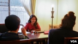 កញ្ញា​ សាន​ ដានិច​ អ្នកដឹកនាំខ្សែភាព​យន្ត​ខ្លី​រឿង​ «អ៊ុង​» ពិភាក្សា​ជាមួយ​តួអង្គ​ និងតេស្តសាកល្បង​ត្រៀម​សម្តែង​រឿងថ្មី, នៅរាជធានី​ភ្នំពេញ​, នៅថ្ងៃទី២ ខែ​មករា​ ឆ្នាំ​ ២១០៨។ (ខាន់​ សុគុំមនោ​/VOA)