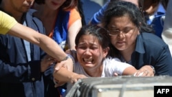Puluhan aktivis berkumpul di gerbang-gerbang markas besar Angkatan Bersenjata Filipina di Metro-Manila pada Jumat, untuk memprotes penghilangan paksa empat aktivis buruh Filipina sebagai ilustrasi. (Foto: AFP)