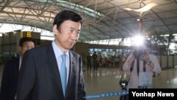 윤병세 한국 외교부 장관이 아세안지역안보포럼(ARF)을 비롯한 아세안 연례 장관회의 참석차 7일 인천공항을 통해 미얀마로 출국하고 있다.