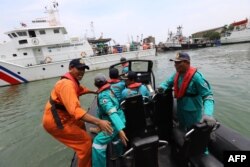 Members of a rescue team prepare to search for survivors from Lion Air flight 610, which crashed into the sea, at the Jakarta seaport on October 29, 2018.