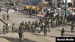 نیروهای پلیس در کرمانشاه برای برخورد با معترضان در کرمانشاه 