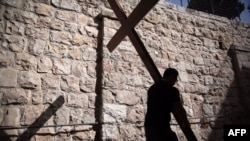 ေမာင္ေတာၿမိဳ႕နယ္အတြင္း တာဝန္ထမ္းေဆာင္ေနသည့္ ရဲတပ္ဖြဲ႔ဝင္မ်ား။ (ဓာတ္ပံု ထက္ေအာင္ခန္႔)