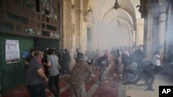 Warga Palestina bentrok dengan pasukan keamanan Israel di kompleks Masjid Al Aqsa di Kota Tua Yerusalem, Senin, 10 Mei 2021. (AP/Mahmoud Illean)