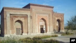 O’zgandagi X-XII-asr yodgorliklari – qadimiy minora va Qoraxoniylar maqbarasi minglab sayyohlar diqqatini jalb qiladi. Ushbu maskan keyingi yillarda Germaniya texnik ko’magida obodonlashtirilgan.