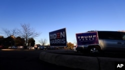 2020년 미국 선거가 열린 3일 신시내티 거리에 공화당 대선후보 도널드 트럼프 대통령과 민주당 후보 조 바이든 전 부통령을 지지하는 팻말이 각각 세워져있다.