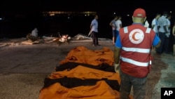 Des corps de migrants repêchés au large de la Libye, 27 août 2015