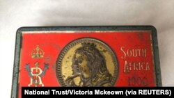 Sebatang coklat berusia 121 tahun yang dikirimkan Ratu Victoria untuk pasukan Inggris yang bertempur di Afrika Selatan. (Foto: National Trust/Victoria Mckeown via REUTERS)