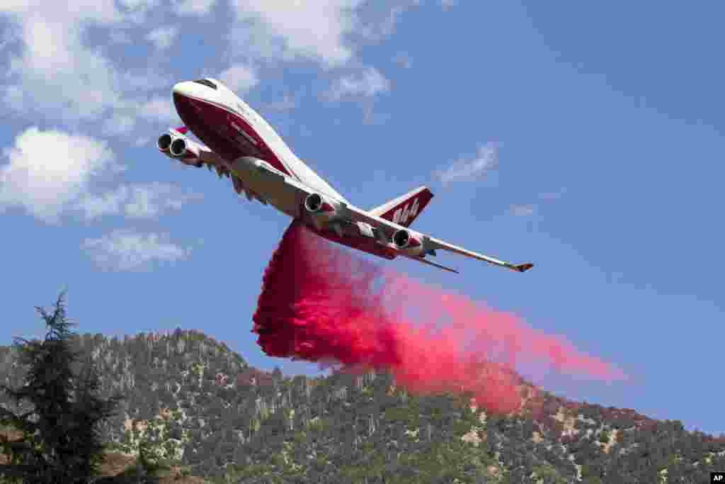 យន្តហោះដឹកទឹកកំពុងបាញ់ទឹកពន្លត់ភ្លើងឆេះព្រៃនៅតំបន់ជួរភ្នំ Yucaipa រដ្ឋ California កាលពីថ្ងៃសៅរ៍ ទី ៥ ខែកញ្ញា ឆ្នាំ ២០២០។