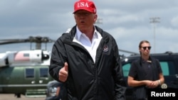 Predsednik Tramp po dolasku na međunarodni aerodrom u Lejk Čarlsu u Luizijani. 